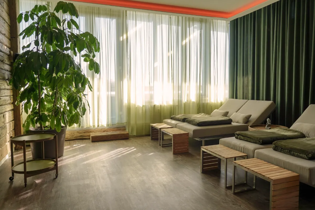 Ruhelounge im Day Spa von RELAX plus Leipzig mit Tageslicht und Grünpflanzen