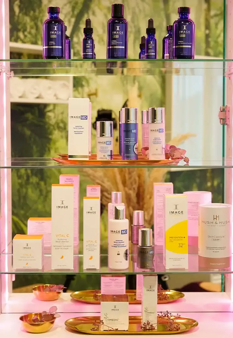 Glasvitrine im Kosmetikbehandlungszimmer von Relax plus mit Kosmetikprodukten