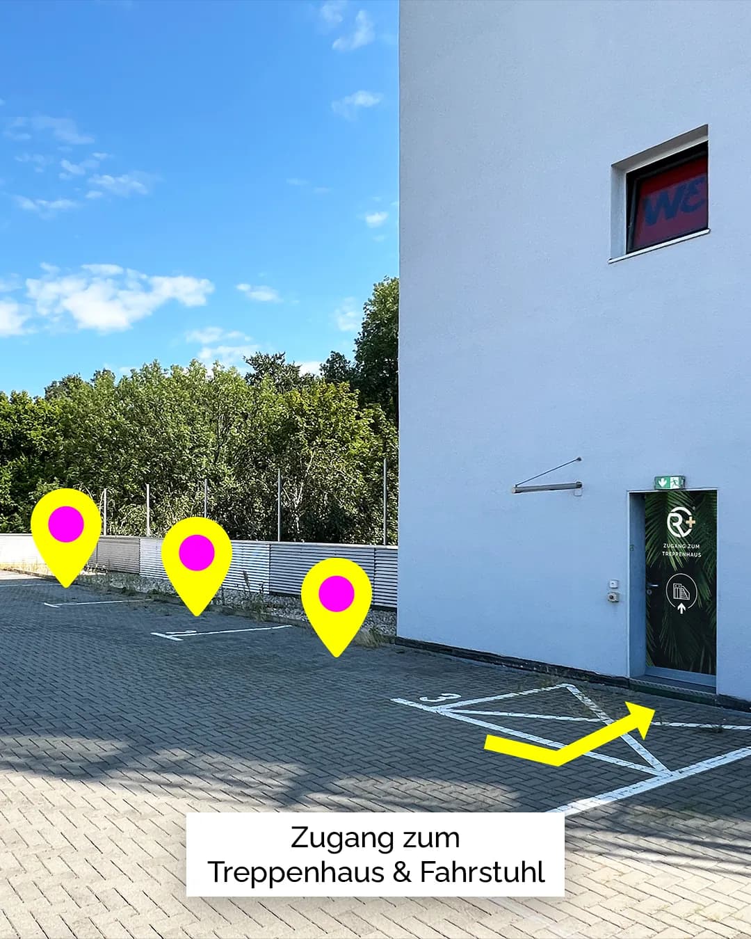 Parkfläche neben einem modernen Gebäude mit markierten Stellplätzen und hervorgehobenem Zugang zum Treppenhaus. Drei gelbe Standortmarkierungen kennzeichnen ausgewählte Parkplätze, während ein gelber Pfeil den Weg zur Tür auf der rechten Seite zeigt. Unter dem Bild steht der Hinweis „Zugang zum Treppenhaus & Fahrstuhl“.