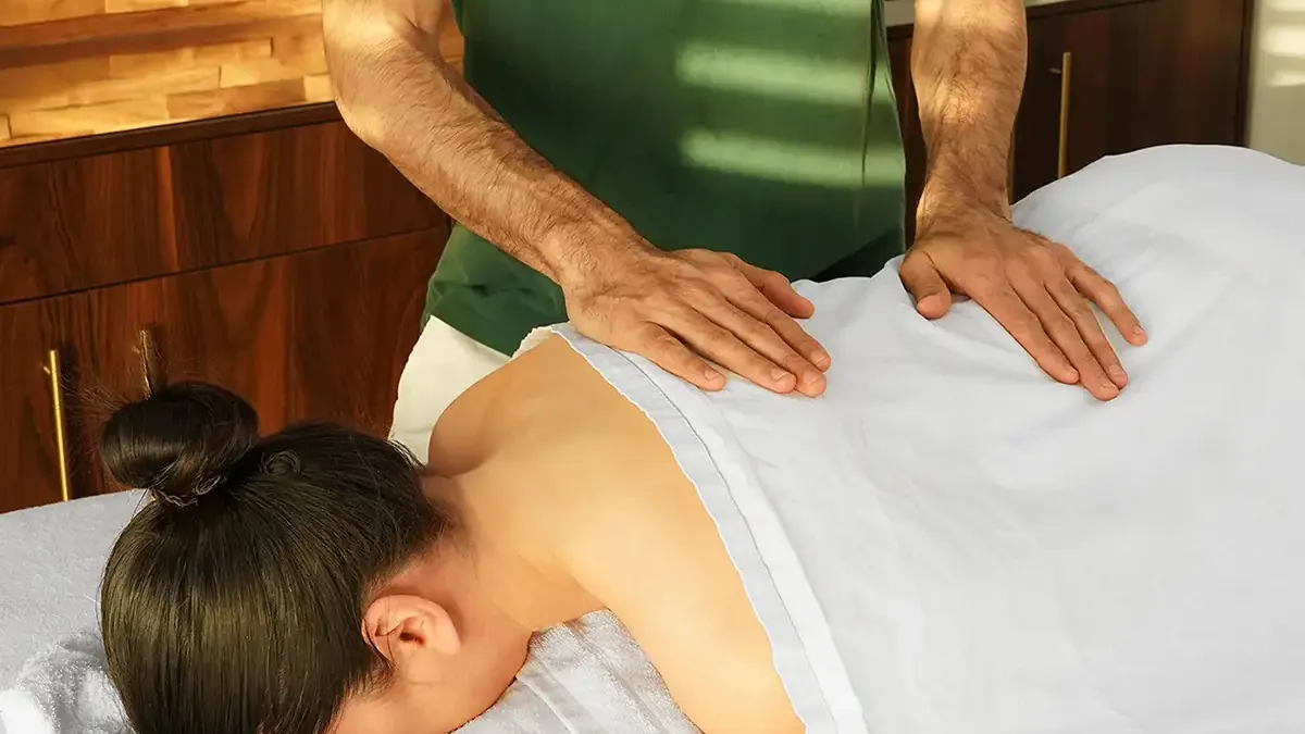 Besser schlafen durch Massage: entspannende Rückenmassage am Abend bei RELAX plus in Leipzig