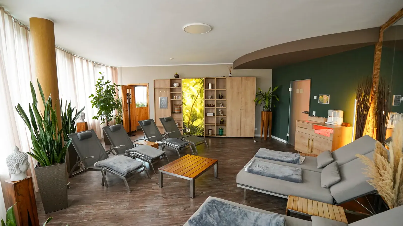 LOUNGE-Etage von RELAX plus: privater Day-Spa-Bereich mit Liegen und Tageslicht