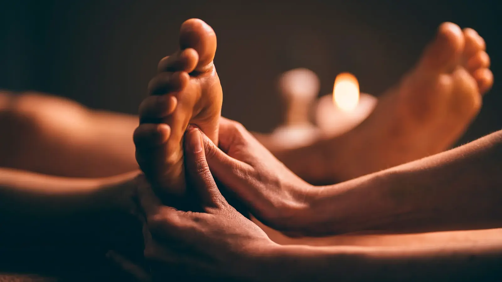 Fußreflexzonenmassage bei RELAX plus in Leipzig: Druck auf die Reflexzonen der Fußsohle