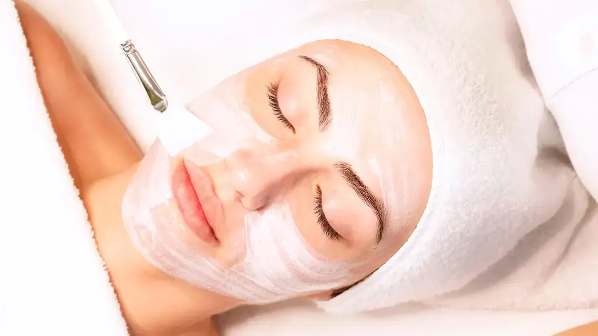 Gesichtsbehandlung im Kosmetikstudio von RELAX plus als Vorbereitung auf die Feiertage