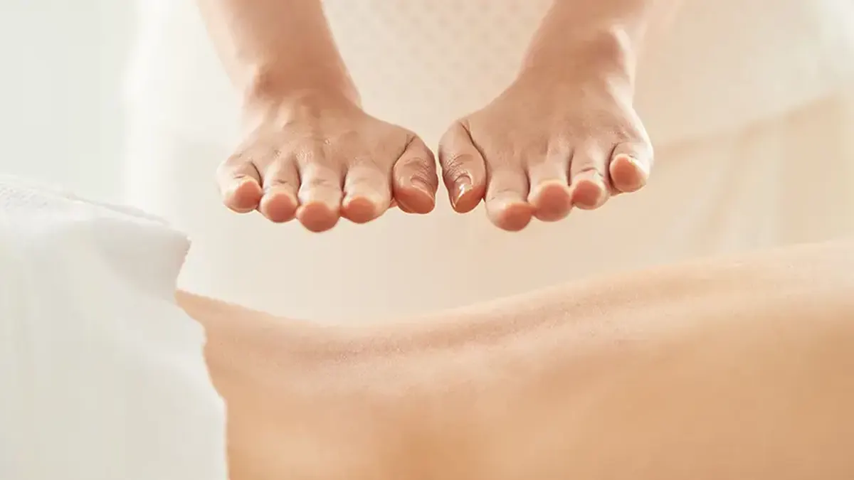 Medizinische Rückenmassage durch einen Therapeuten von RELAX plus