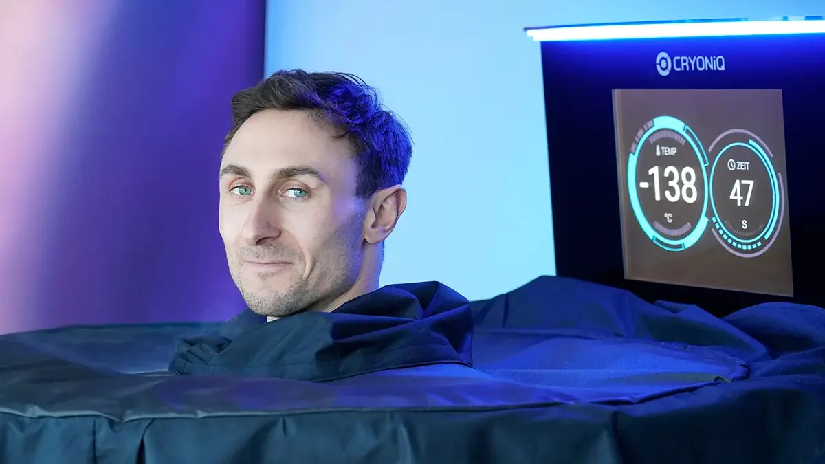 Sportler nach dem Training vor der Kältekammer von RELAX plus