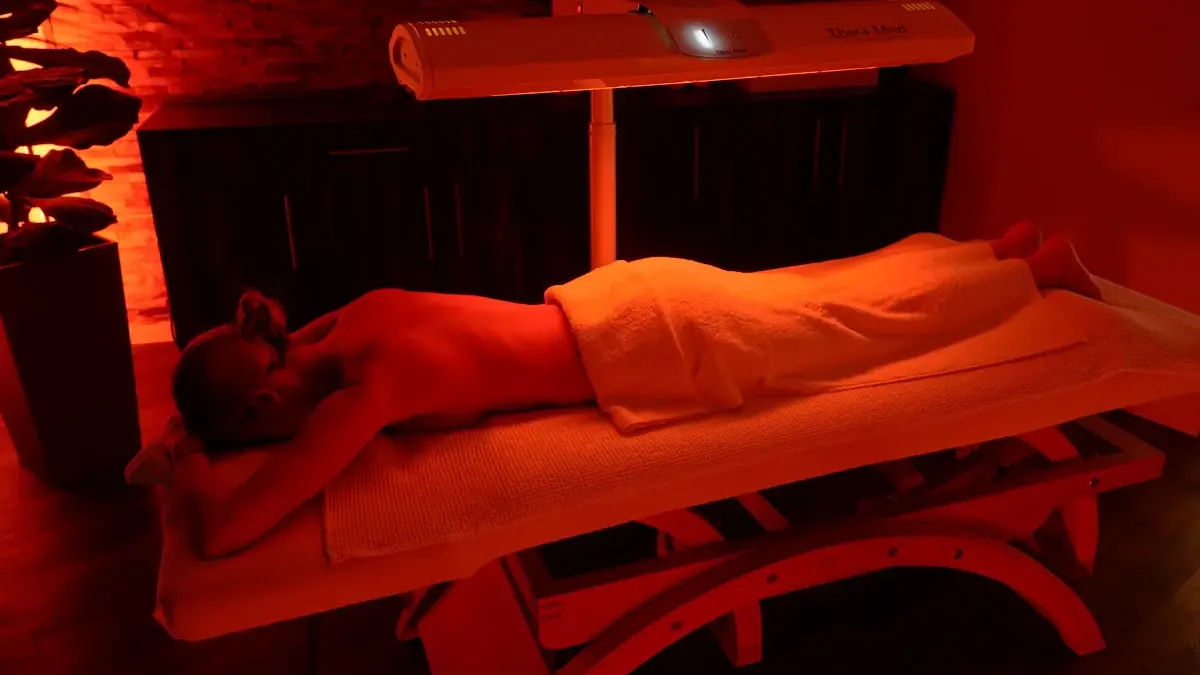 Mobiler Infrarotstrahler wärmt eine Kundin vor der Behandlung bei RELAX plus