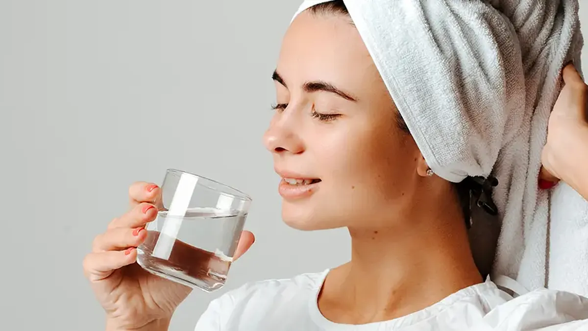 Wasserglas an der Wasserstation von RELAX plus nach dem Saunagang