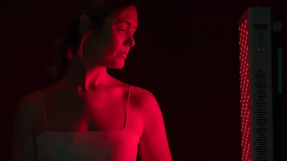 Rotlichtlampe wärmt den Rücken vor einer Massage bei RELAX plus