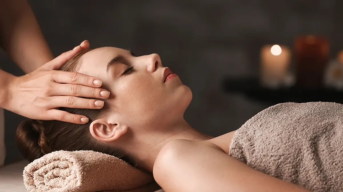 Frau entspannt bei einer Massage auf der Behandlungsliege