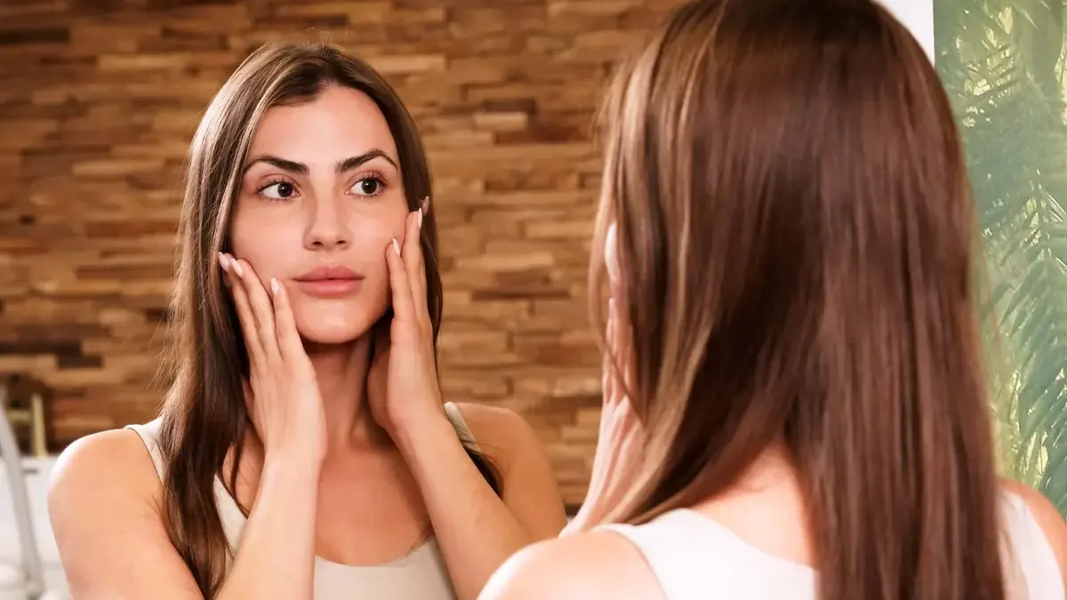 Nahaufnahme geschwungener Wimpern nach dem Wimpernlifting