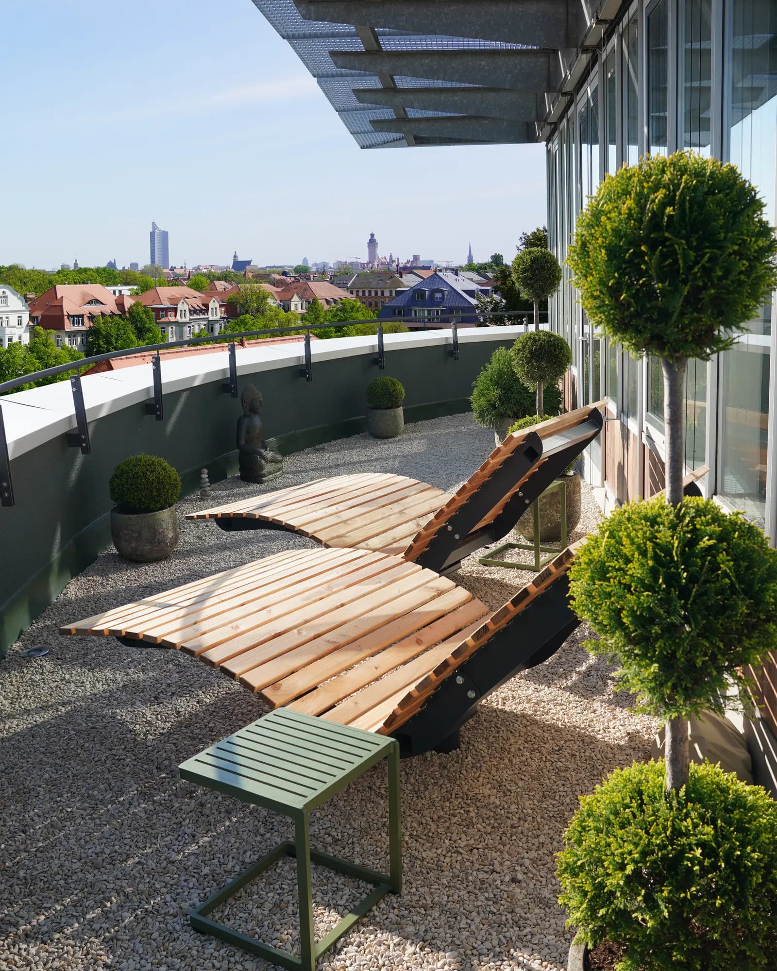 Dachterrasse von RELAX plus mit Holzliegen und Blick über Leipzig
