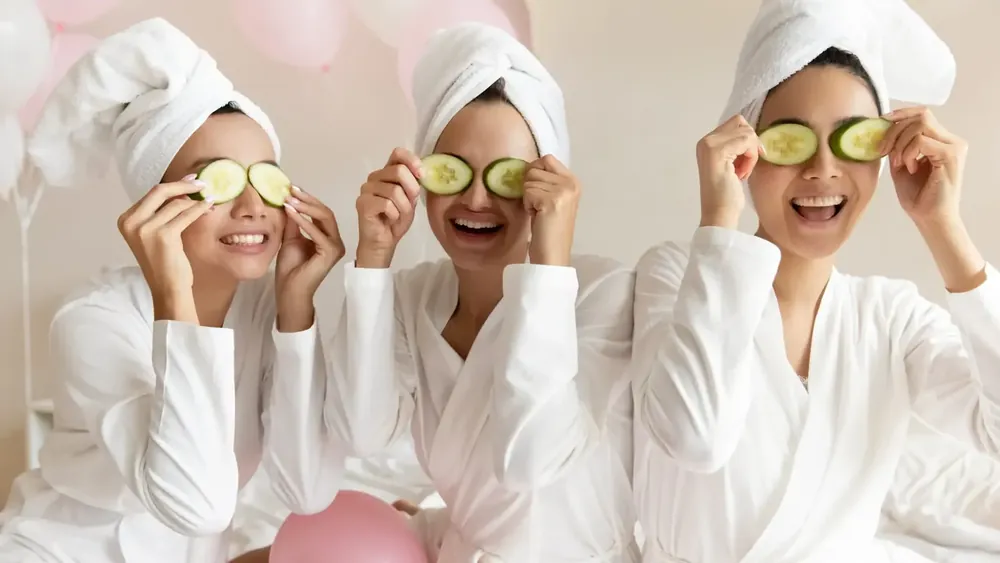 Freundinnen-Tag und JGA im Day Spa Leipzig: drei Freundinnen im Bademantel mit Gurkenscheiben auf den Augen