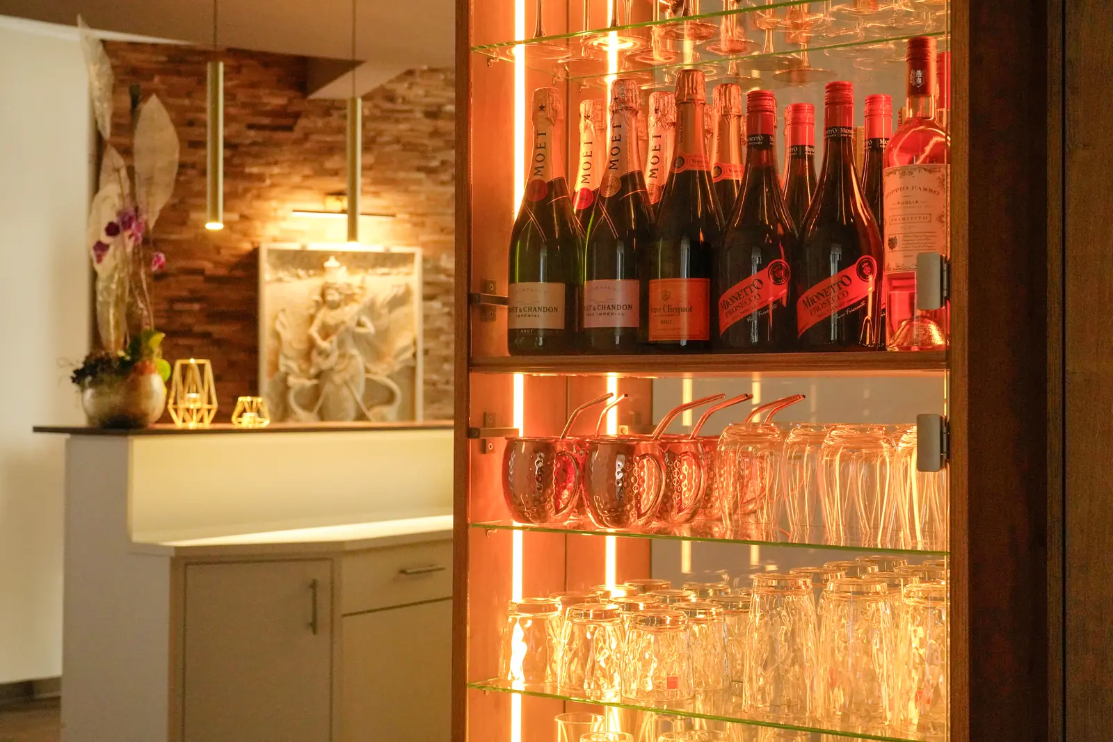 Teamevent in Leipzig: beleuchtete Bar der LOUNGE-Etage von RELAX plus mit Champagner und Prosecco