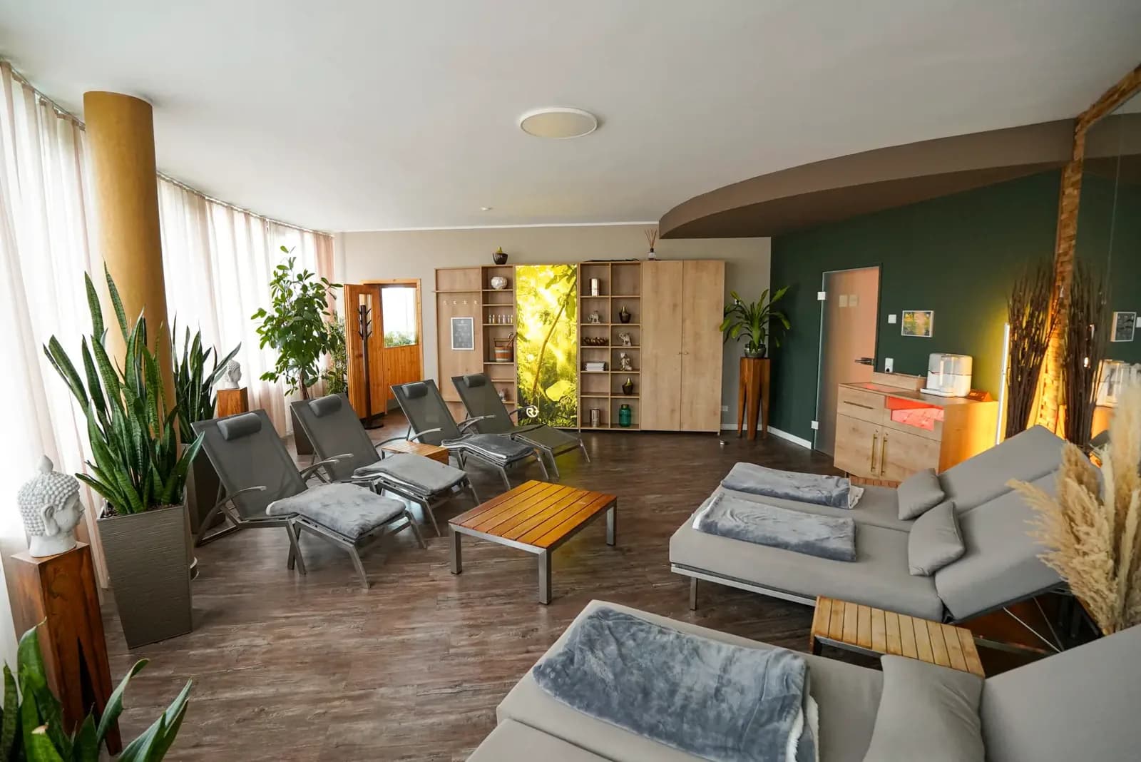 Dankeschön-Geschenk aus Leipzig: Ruhelounge des Day Spa von RELAX plus mit Liegen und Handtüchern