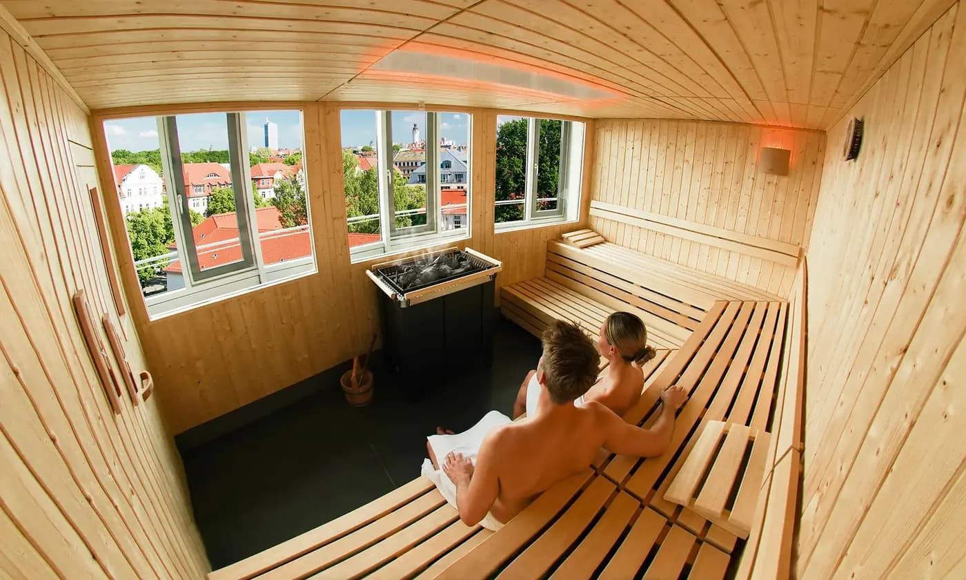 Day Spa zum ersten Mal: Paar in der privaten Indoor-Sauna der LOUNGE-Etage von RELAX plus Leipzig