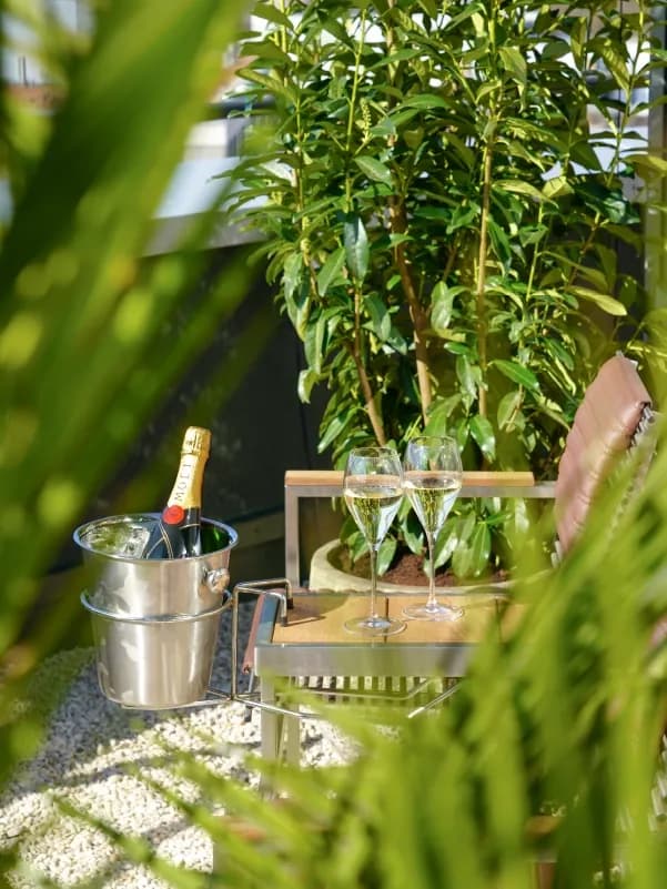Hochzeitsgeschenk Wellness in Leipzig: Champagner im Eiskübel auf der Dachterrasse des Day Spa von RELAX plus