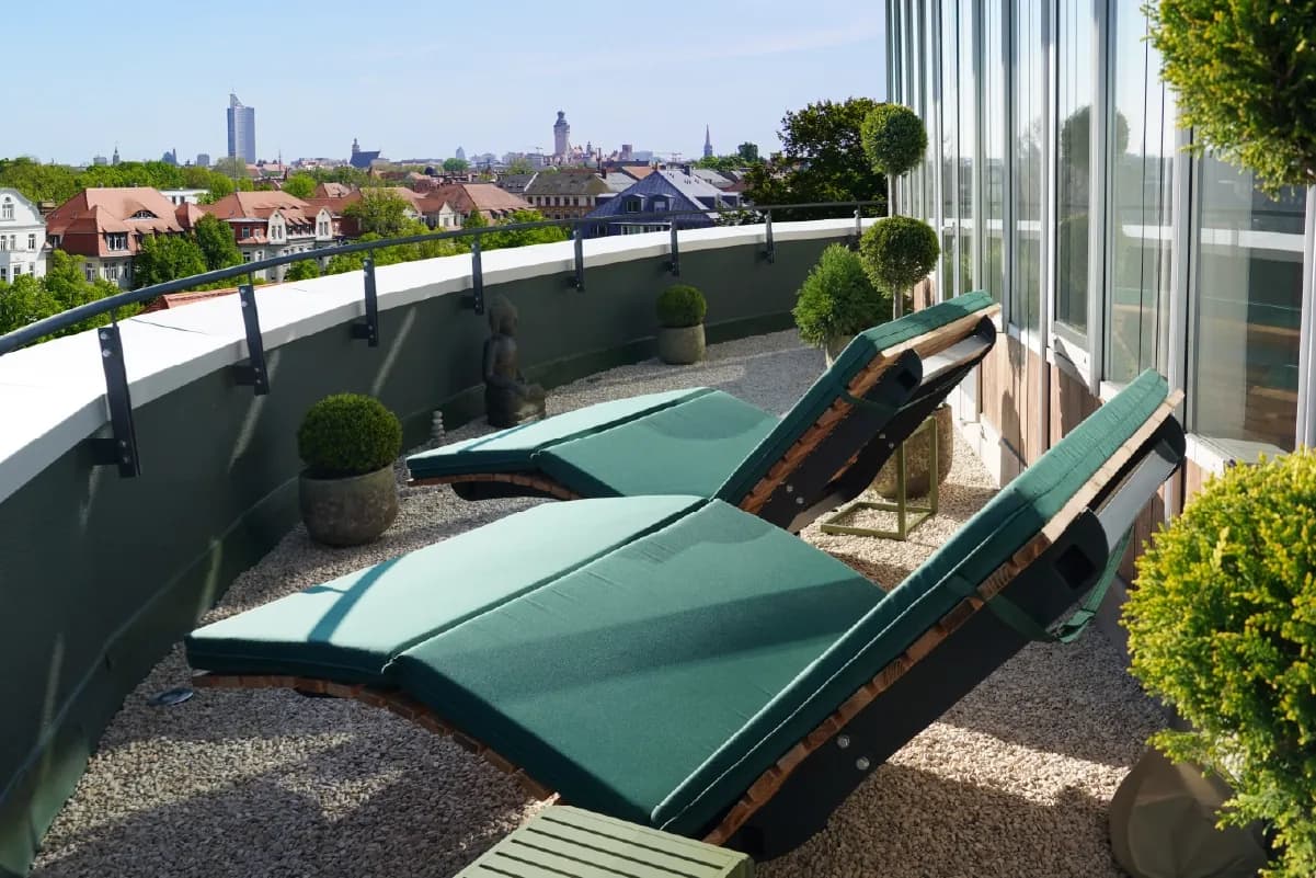 Privates Day Spa über den Dächern von Leipzig: Dachterrasse mit Blick auf die Skyline bei RELAX plus