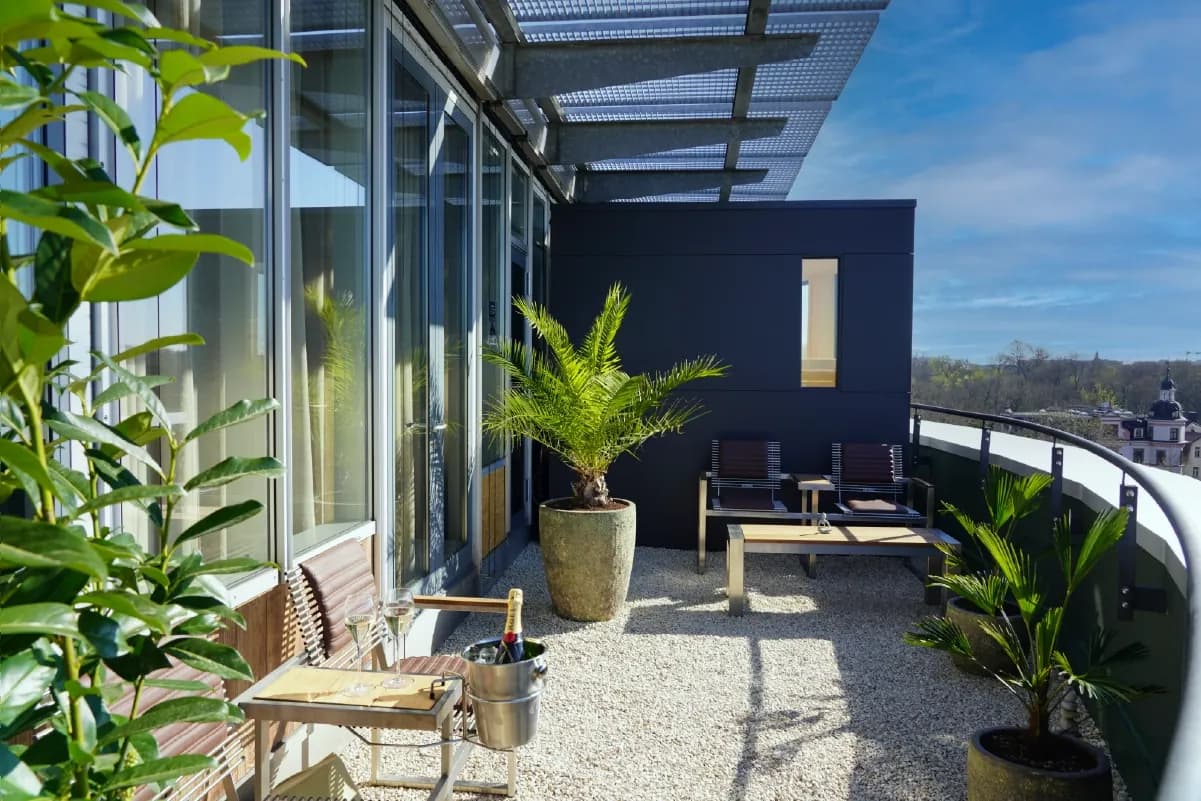 Geburtstag im Day Spa feiern: Dachterrasse der SKYLINE-Etage von RELAX plus Leipzig mit Sitzbereich und Champagner