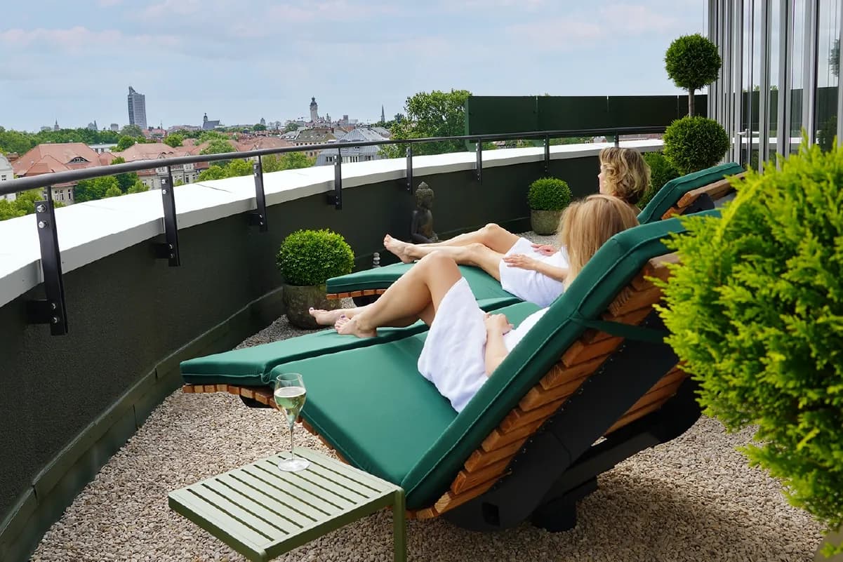 Muttertagsgeschenk in Leipzig: Mutter und Tochter entspannen auf der Dachterrasse des Day Spa von RELAX plus