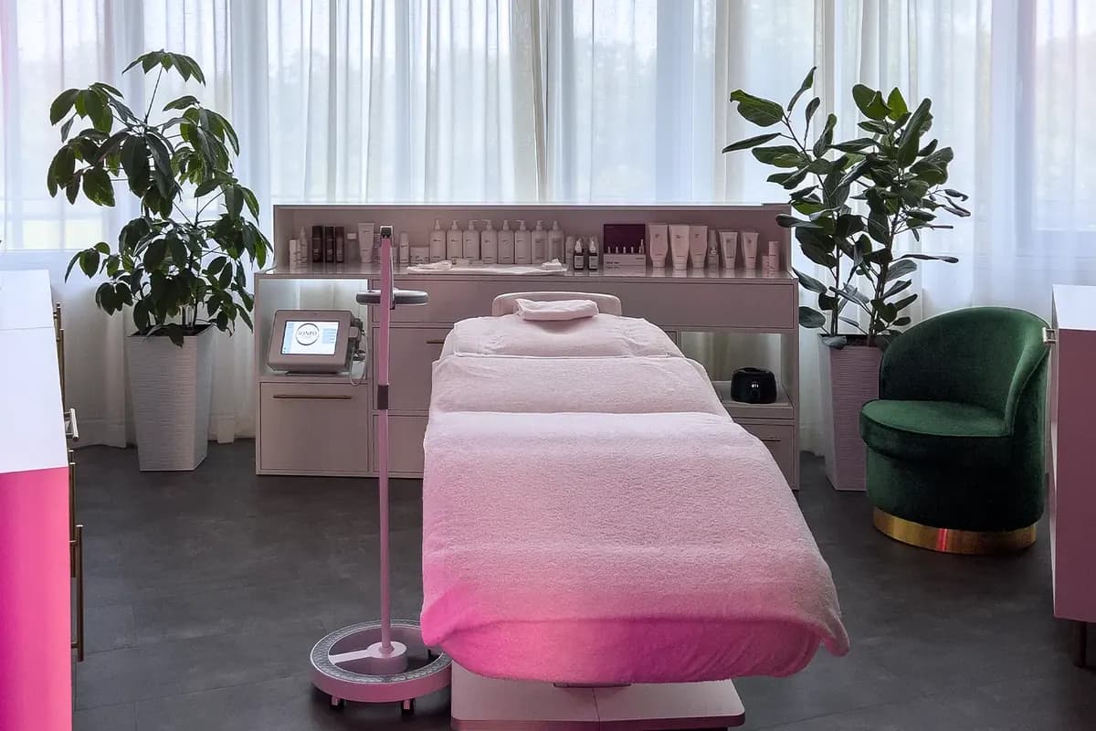 Kosmetikstudio von RELAX plus in Leipzig: Behandlungsraum mit Liege und Tageslicht