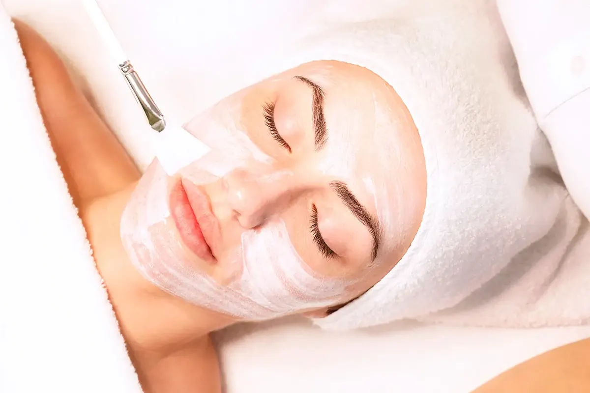 Braut-Kosmetik in Leipzig: vorbereitende Reinigung bei der Gesichtsbehandlung im Kosmetikstudio von RELAX plus