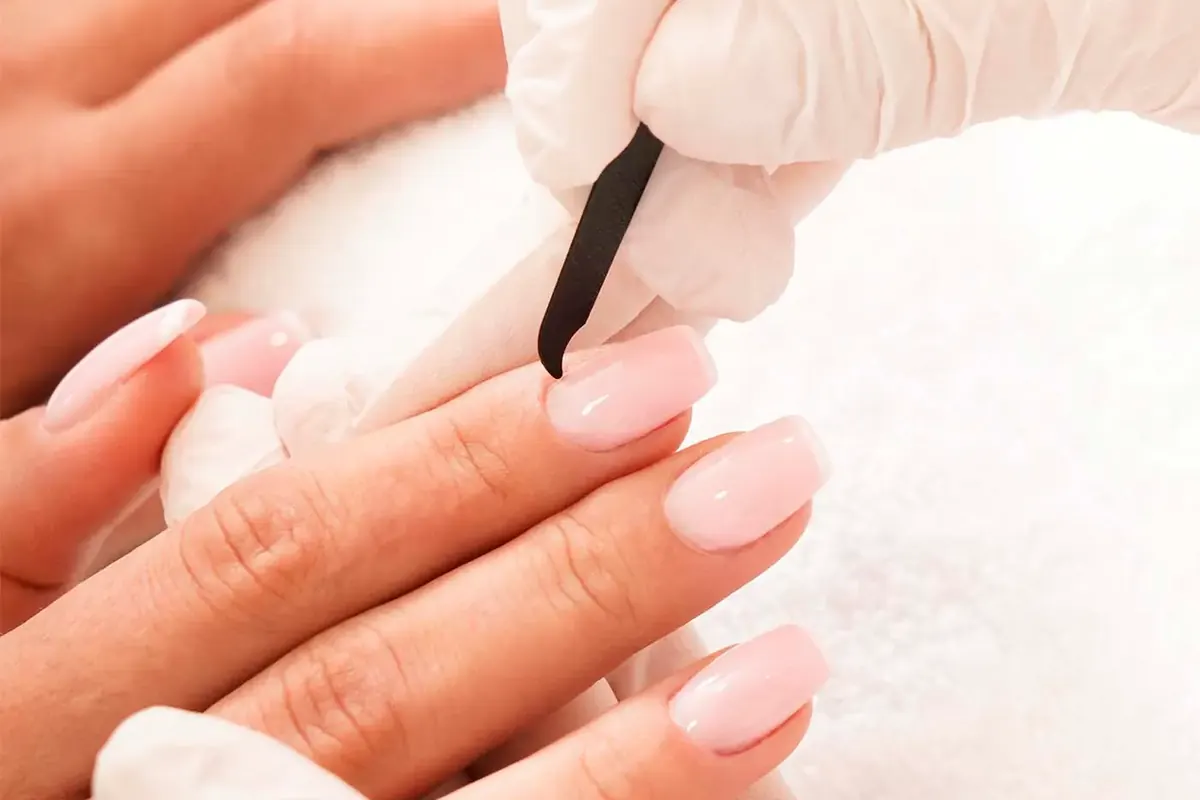 Maniküre Leipzig: Nagelhaut zurückschieben