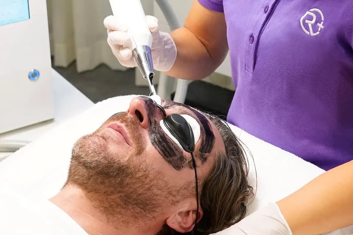 Mann bei der Gesichtsbehandlung mit Schutzbrille