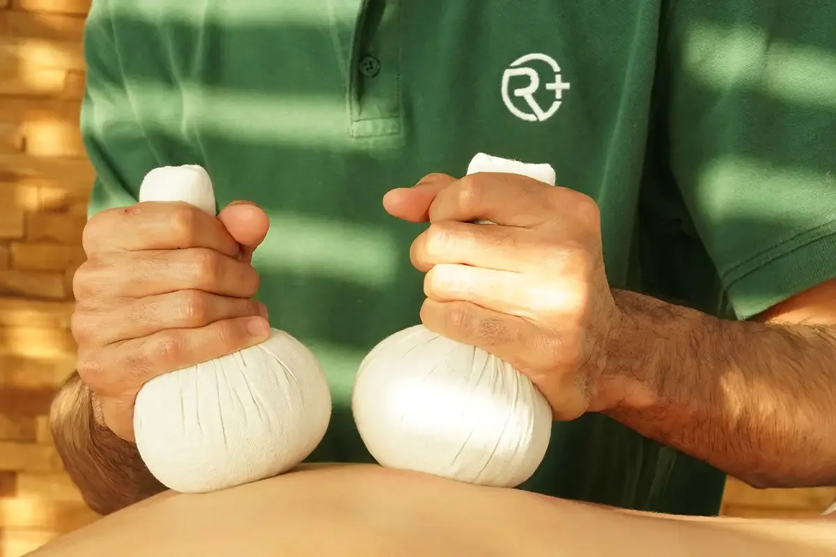 Kräuterstempel Massage bei RELAX plus in Leipzig