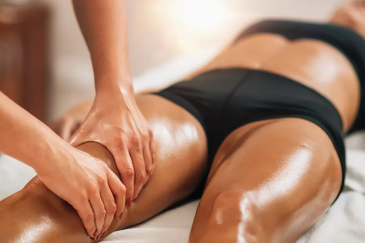 Manuelle Lymphdrainage bei RELAX plus in Leipzig: sanfte Grifftechnik am Bein