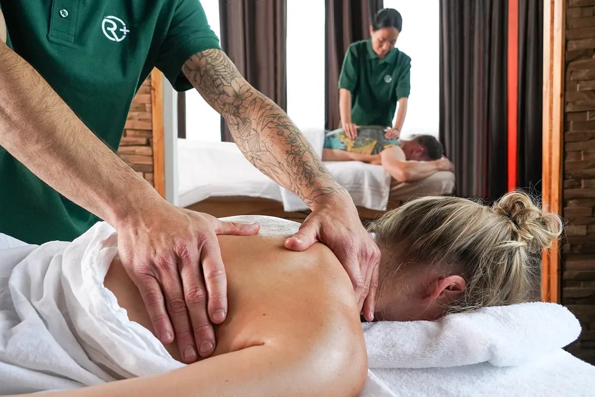 Paarmassage bei RELAX plus in Leipzig: zwei Liegen nebeneinander im Behandlungsraum