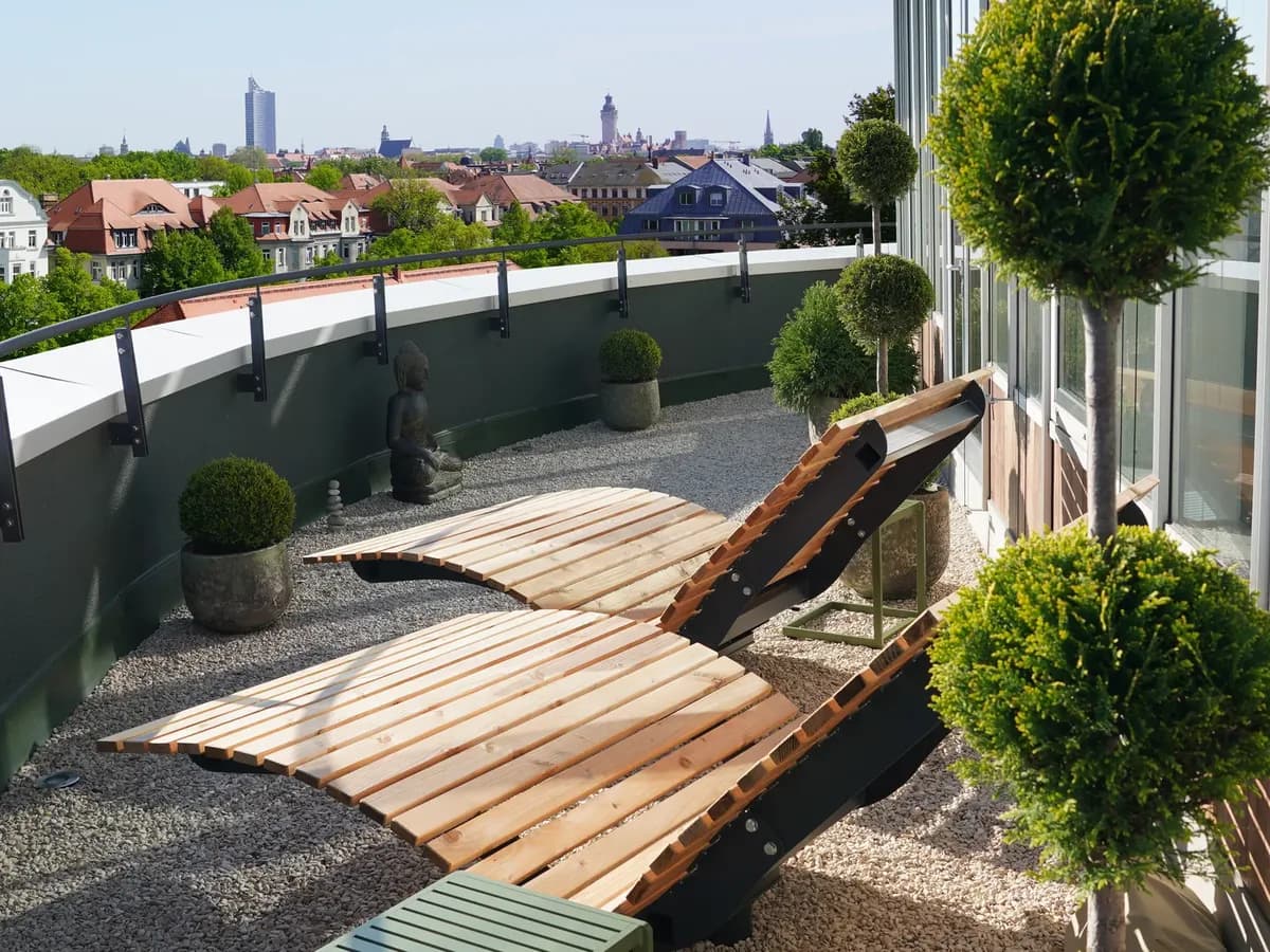 Dachterrasse mit Holzliegen bei RELAX plus in Leipzig
