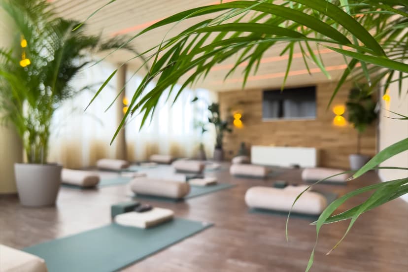 Blick in den leeren Kursraum des RELAX plus STUDIO mit Fensterfront