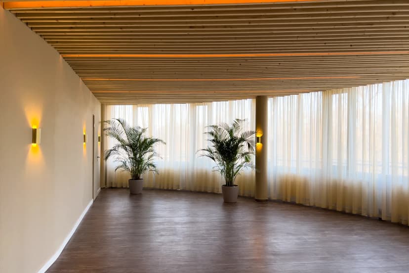 Heller Yogaraum im RELAX plus STUDIO mit Holzdecke, Matten und warmem Licht