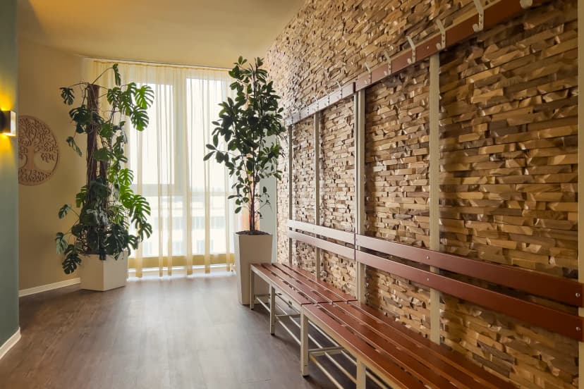 Vorraum des RELAX plus STUDIO mit Sitzbank, Garderobe und Pflanzen