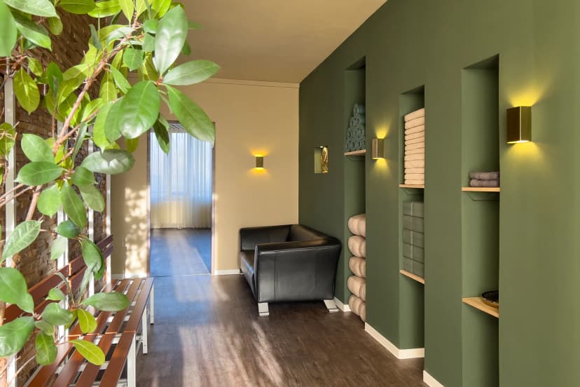 Eingangsbereich des RELAX plus STUDIO mit Teestation und Sitzgelegenheit