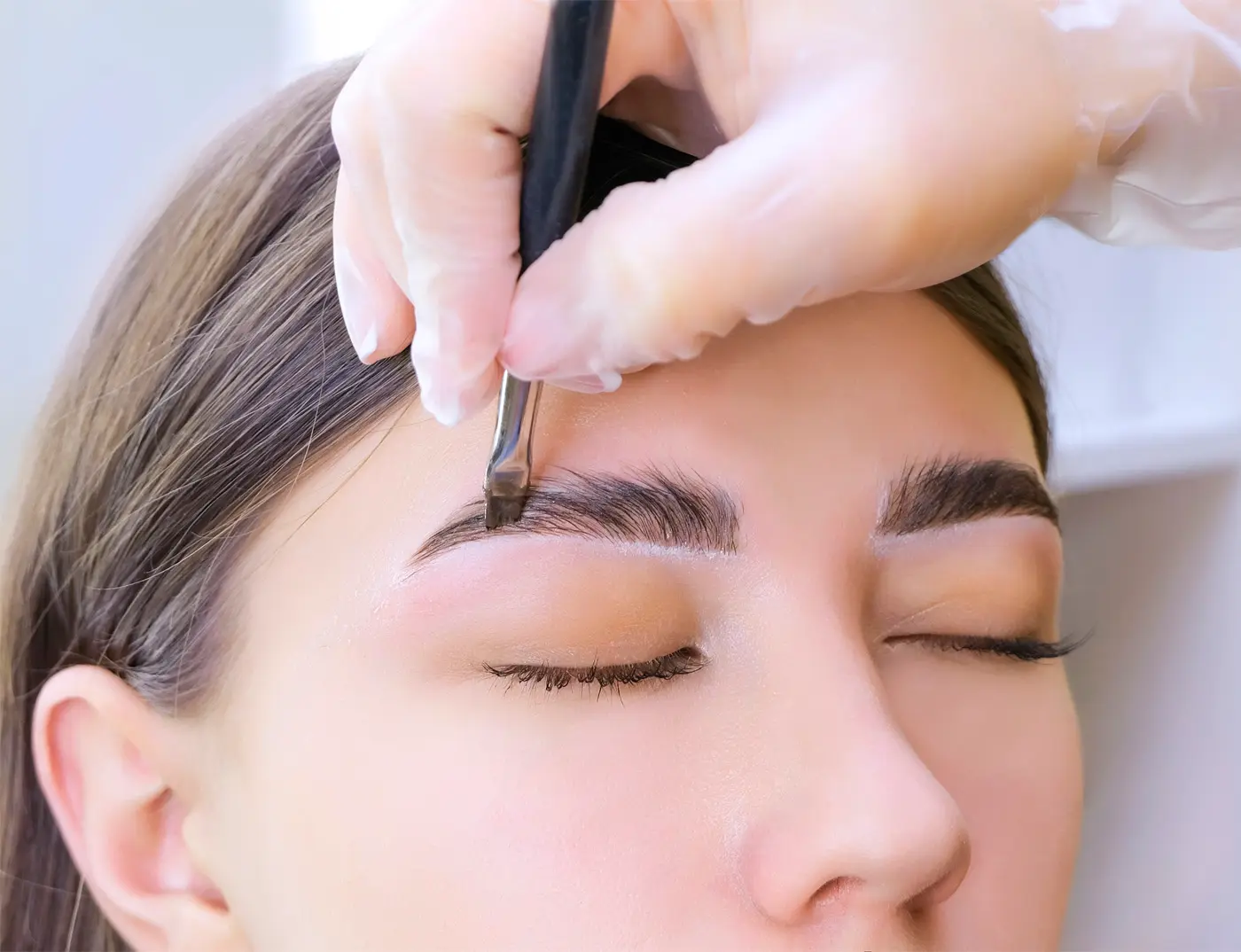 Frau während einer Augenbrauenbehandlung