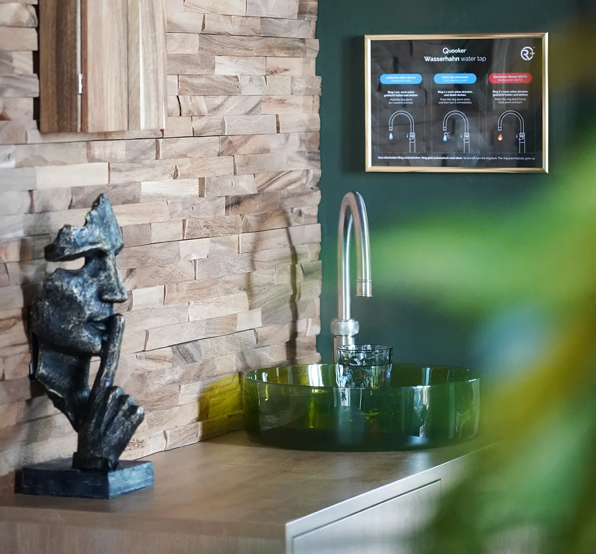 Moderne Wasserstation mit stilvollem Design, bestehend aus grünem Glaswaschbecken, Edelstahlarmatur und Anleitung zur Nutzung – ideal für Spa- und Saunabereiche.