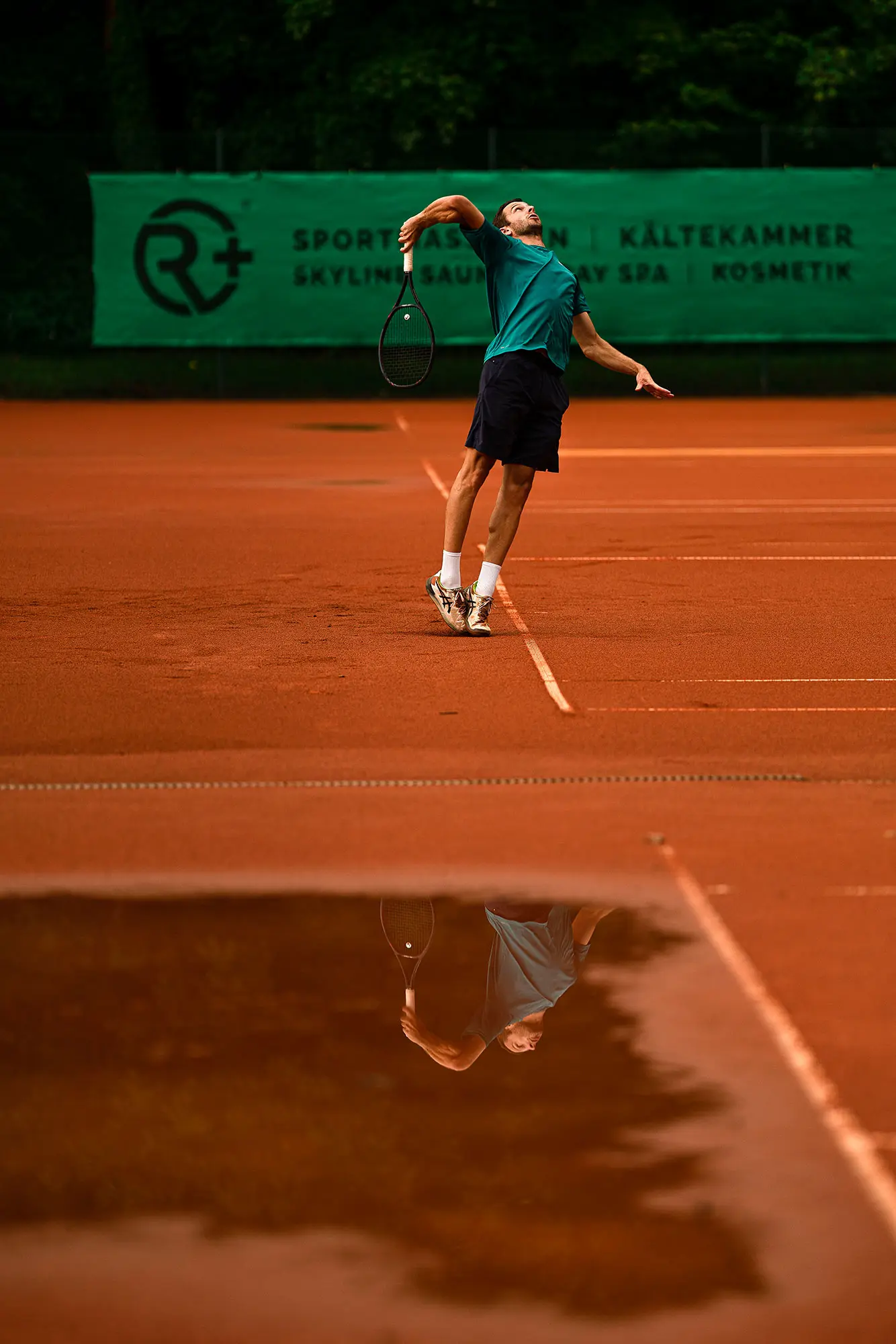 Tennisspieler beim Aufschlag