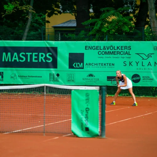 Tennisspielerin wartet auf den return