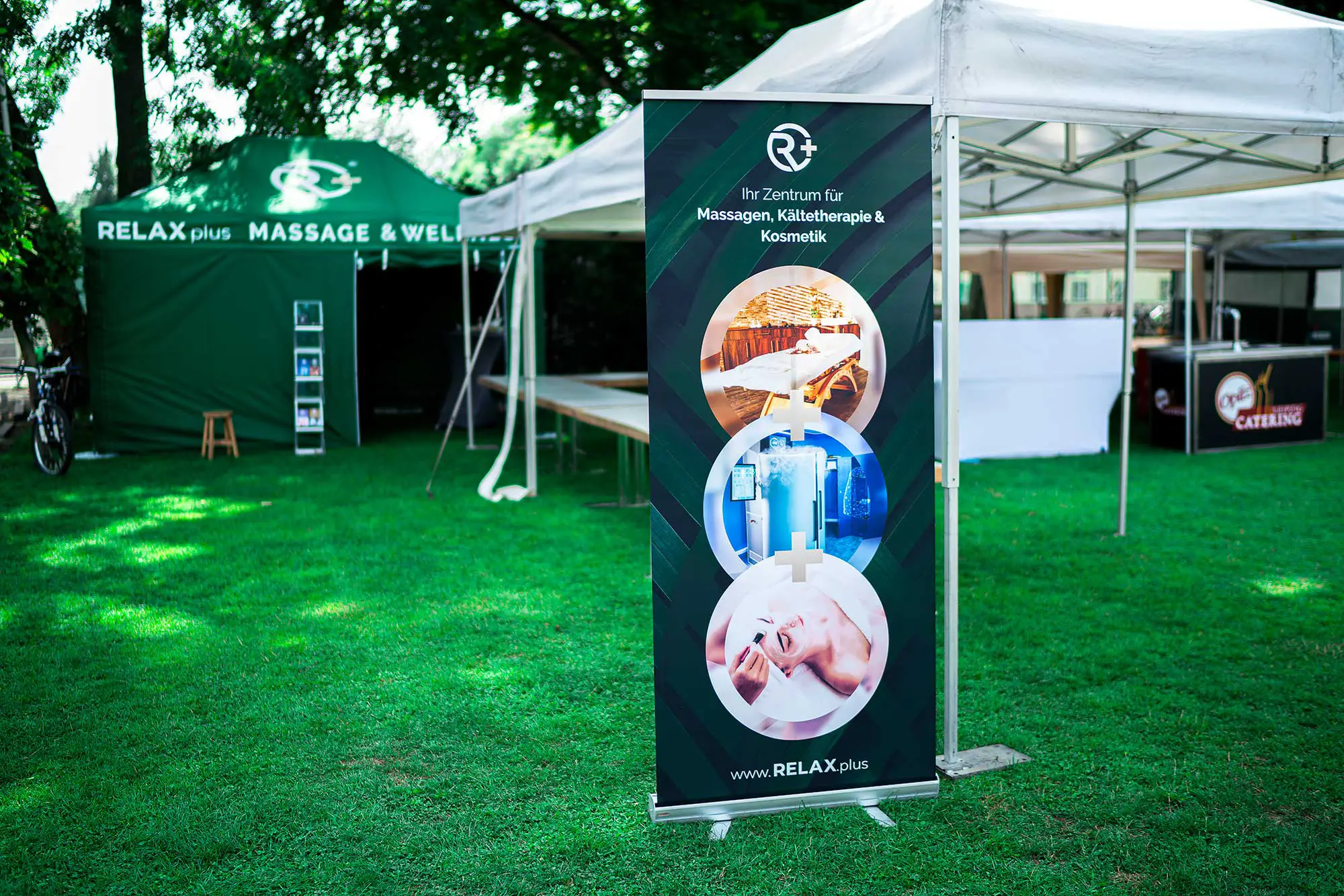 Werbebanner von Relax plus vor dem Massagezelt