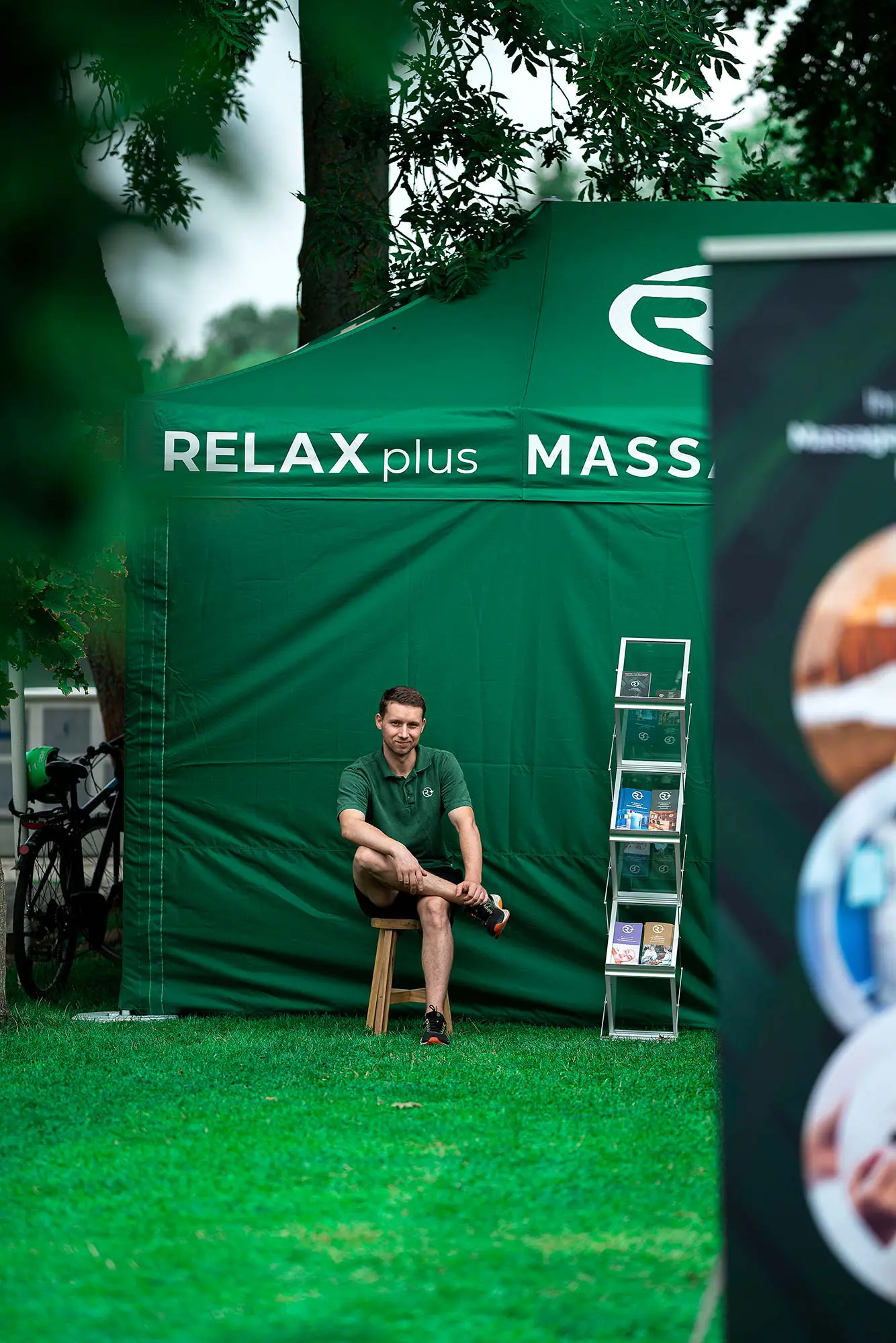 Massage Zelt von Relax Plus bei den LSC Masters 2022 mit dem Physiotherapeuten von Relax plus