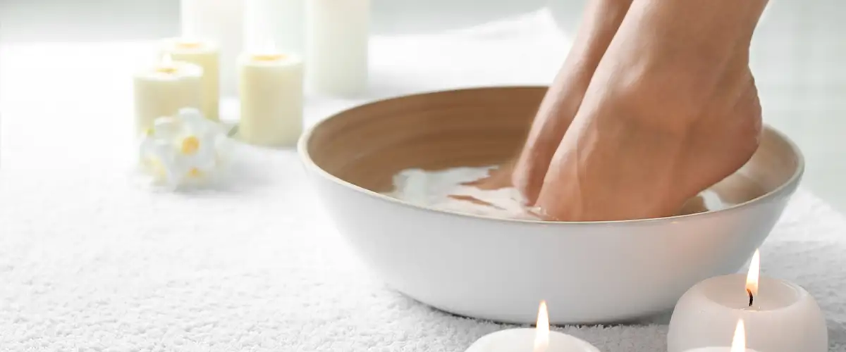 Frau macht ein Fußbad