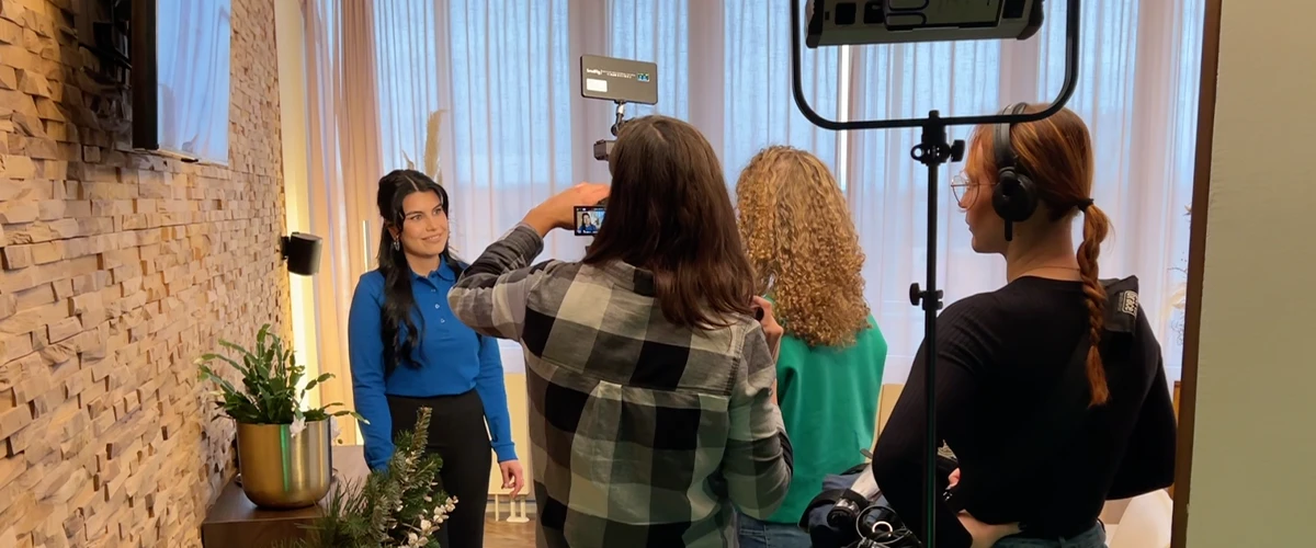 Relax Mitarbeiterin wird von RTL Team gefilmt