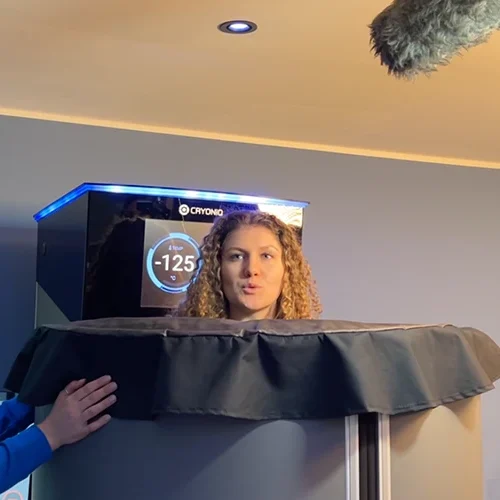 RTL Reporterin testet Kältekammer bei Relax plus