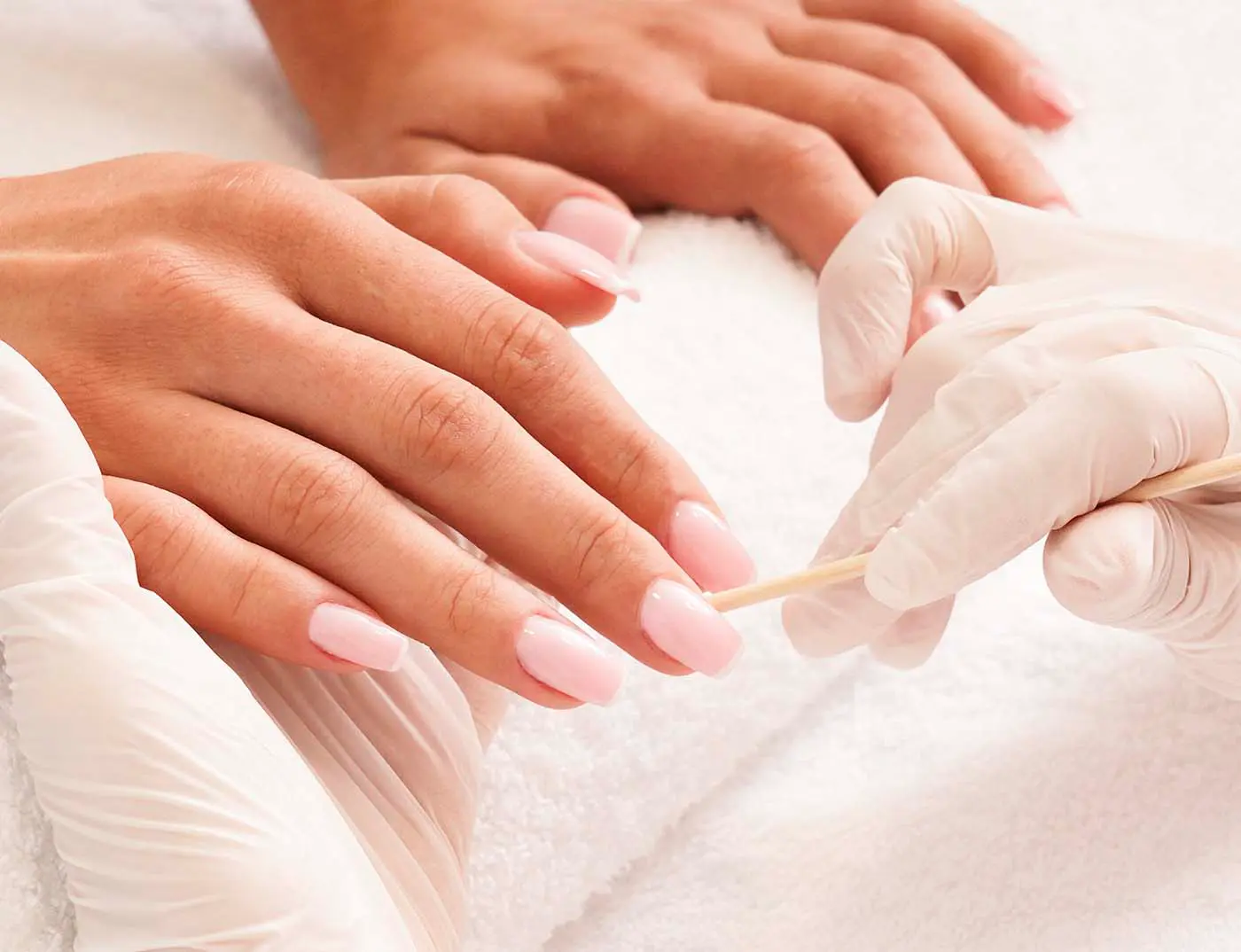 Kosmetikerin führt eine Maniküre bei einer Kundin durch