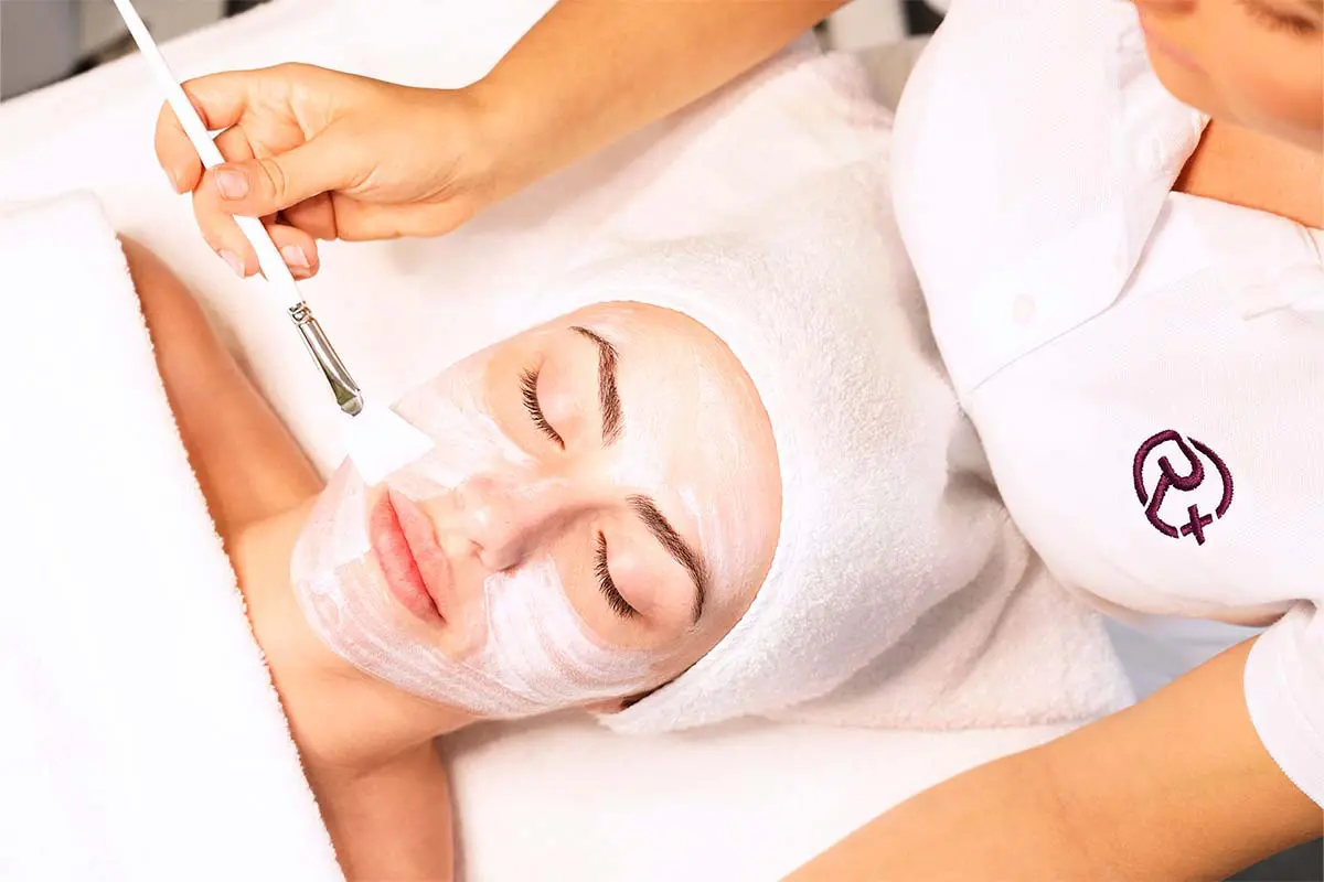 Hautpflege-Tipps im Sommer: Strahlende Haut und langanhaltendes Make-up