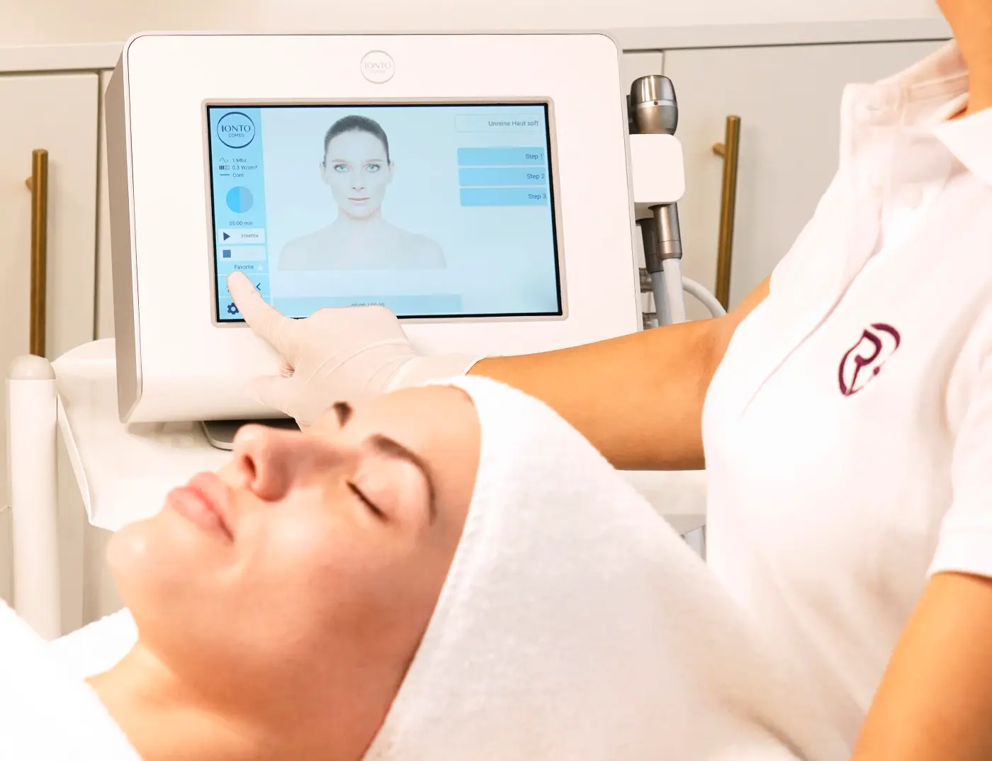 Kosmetikern stellt Geräte für eine Ultraschallbehandlung ein