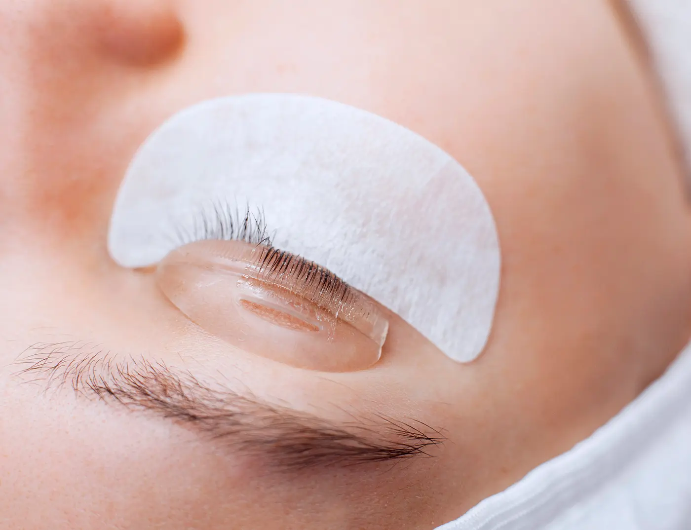 Durchführung eines Wimpernliftings bei Relax plus