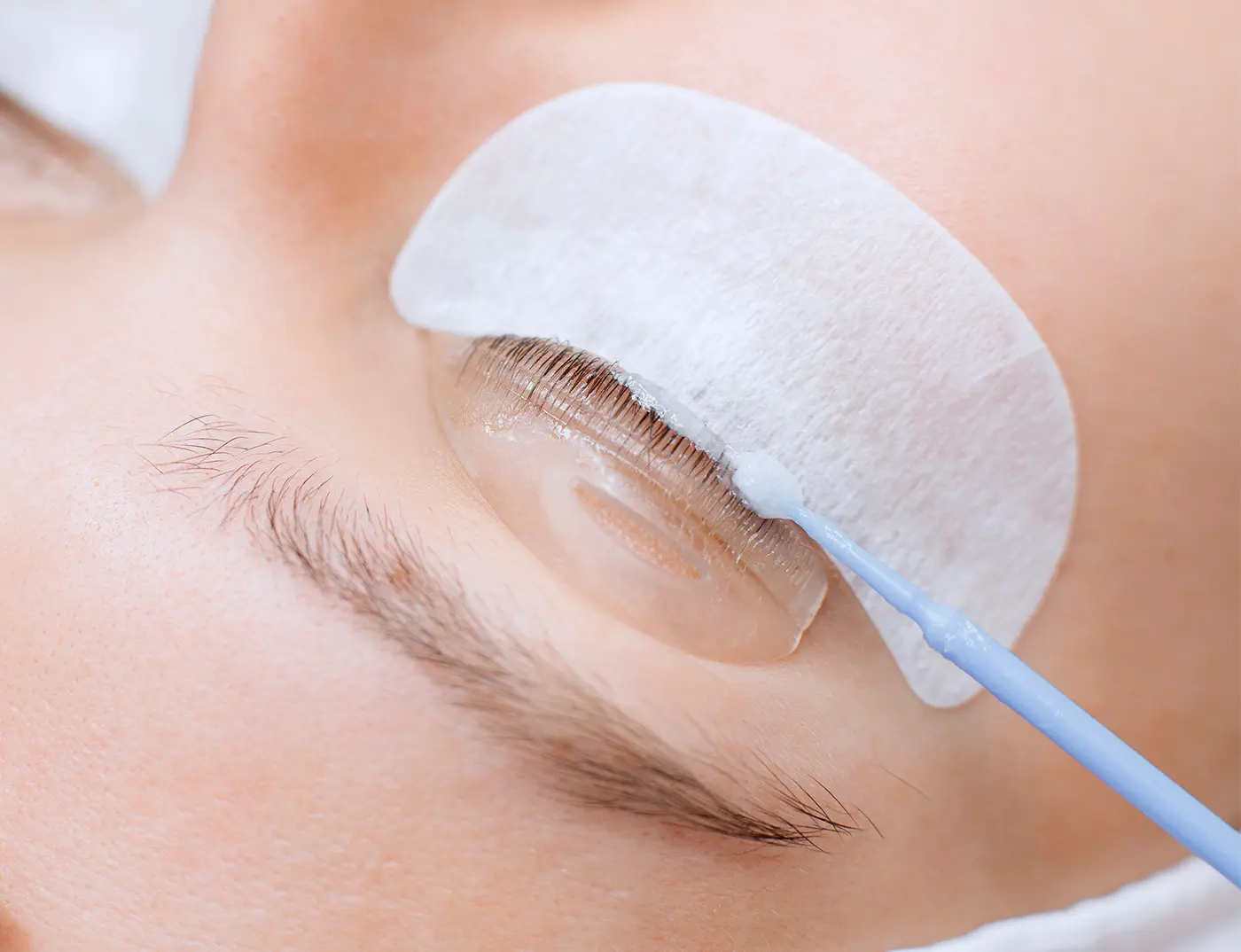 Durchführung eines Wimpernliftings bei Relax plus