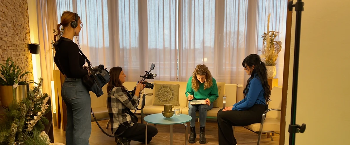 RTL Team filmt die Beratung zwischen Reporterin und Relax plus Mitarbeiterin